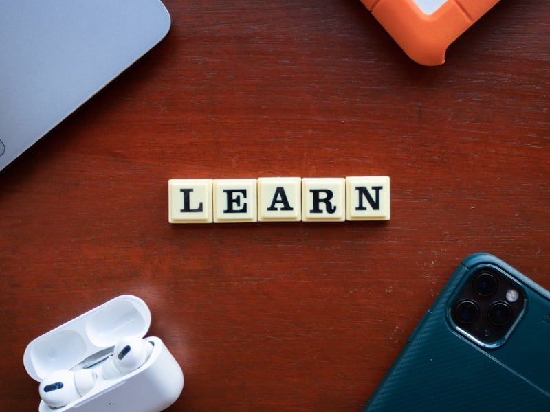 Pessoas assistindo a um webinar sobre educação